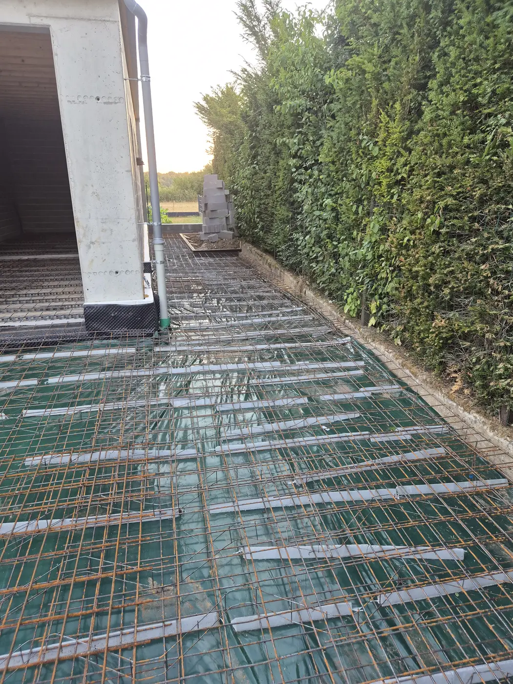 Vorbereitete Bewehrung für eine Betonfläche