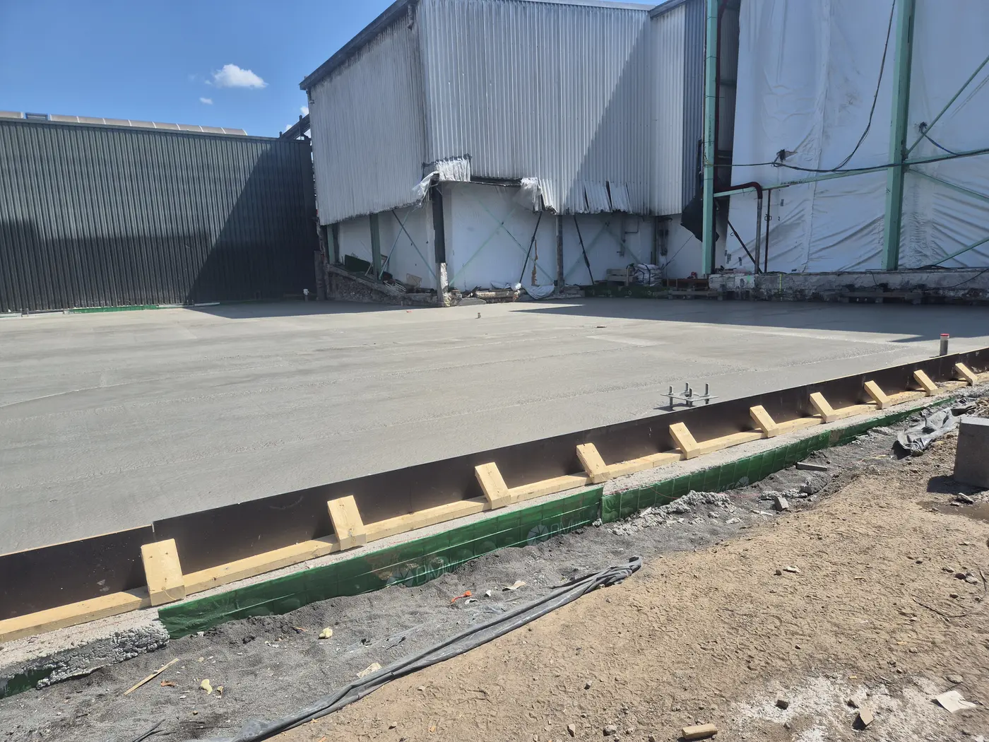 Fertiggestellte Betonfläche an einer Halle