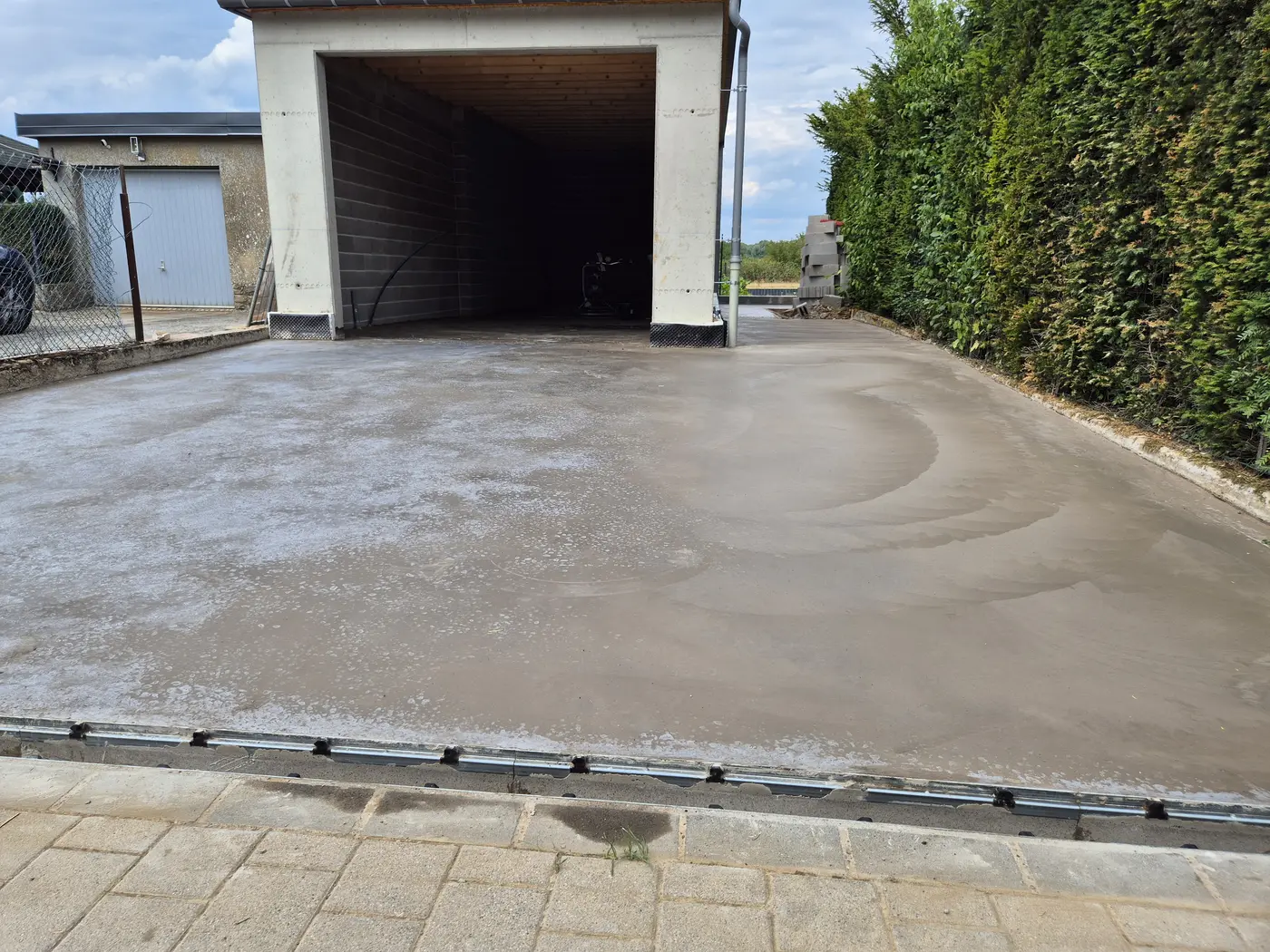 Fertiggestellte Betonfläche vor einer Garage