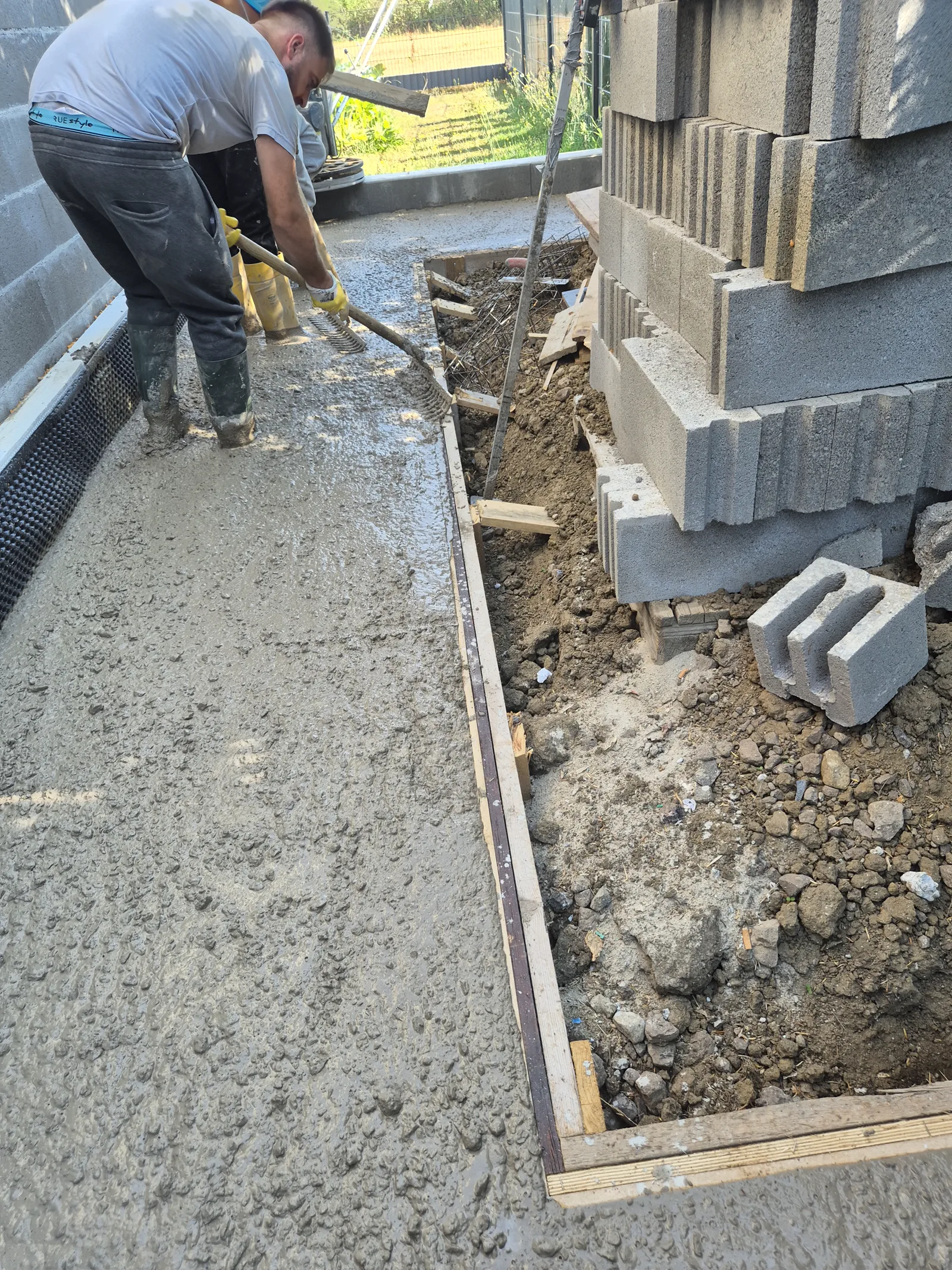 Einbau einer Betonfläche entlang eines Gebäudes