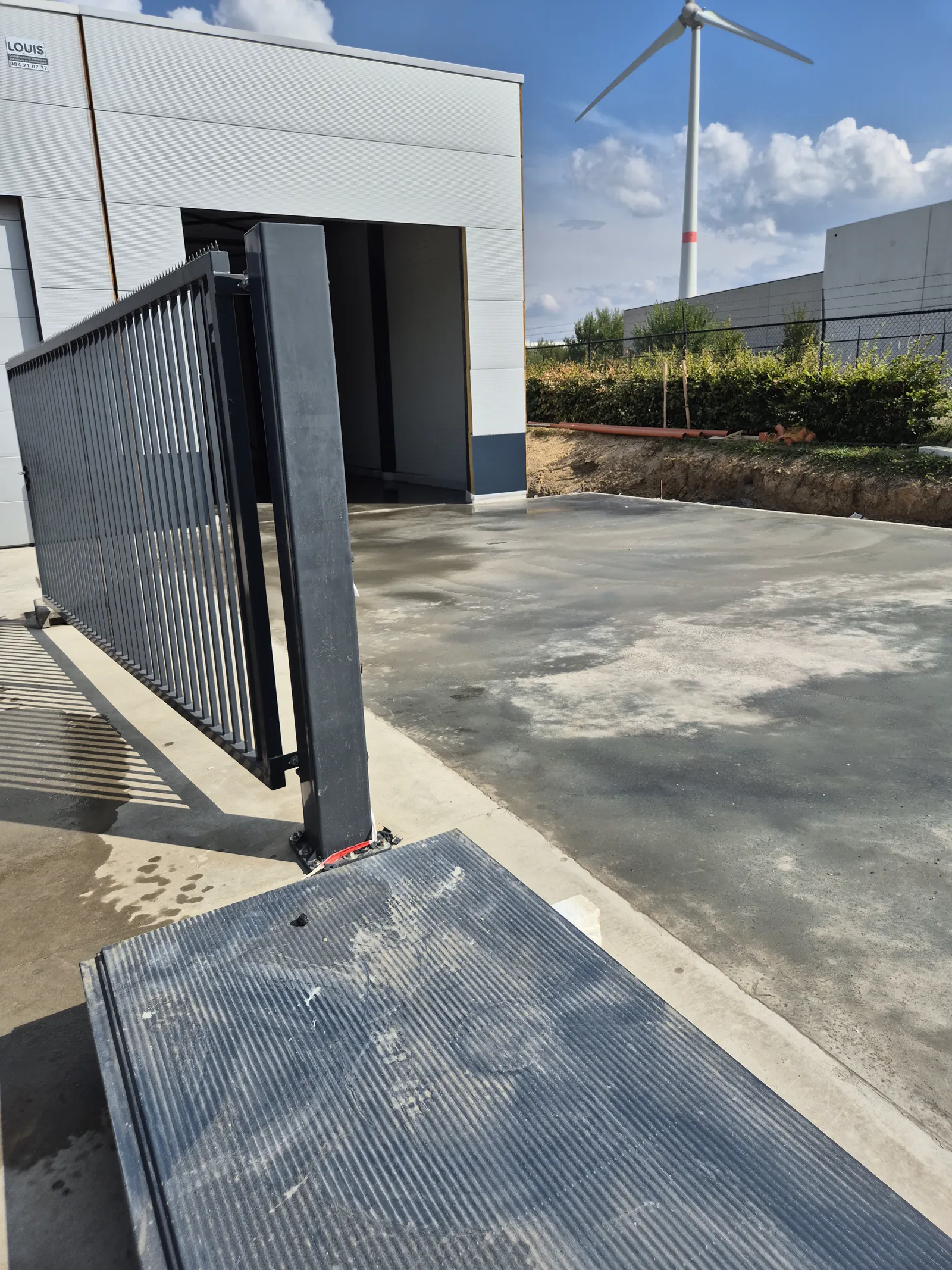 Große Betonfläche an einer Gewerbehalle