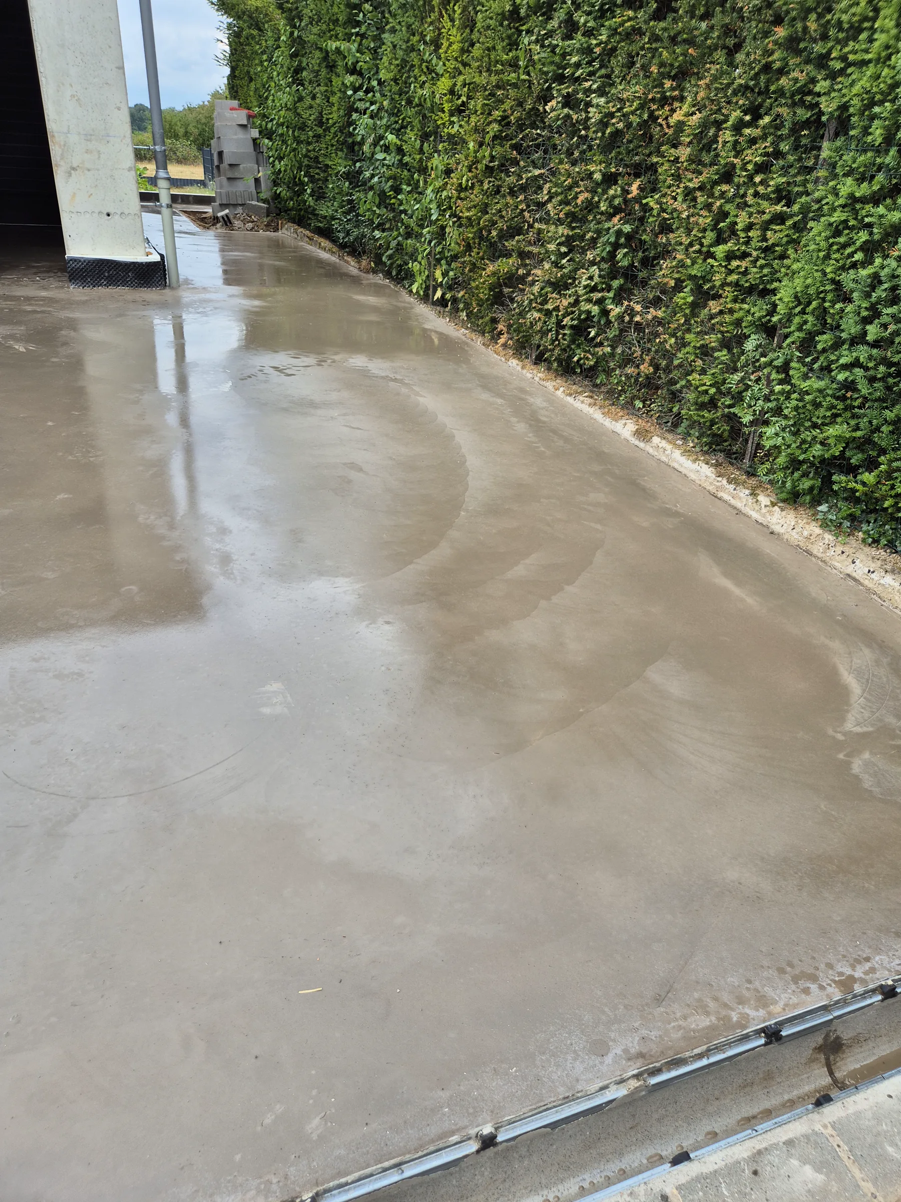 Frisch fertiggestellte Außenfläche an einer Garage